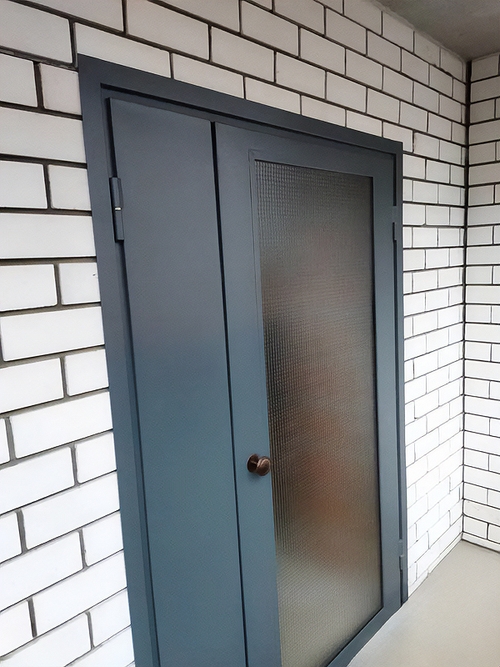 С большим армированным стеклом С большим армированным стеклом