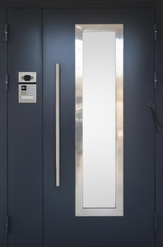 Полуторная подъездная дверь с остеклением, ручкой-скобой и домофонной панелью (полимерное напыление) Полуторная подъездная дверь с остеклением, ручкой-скобой и домофонной панелью (полимерное напыление)
